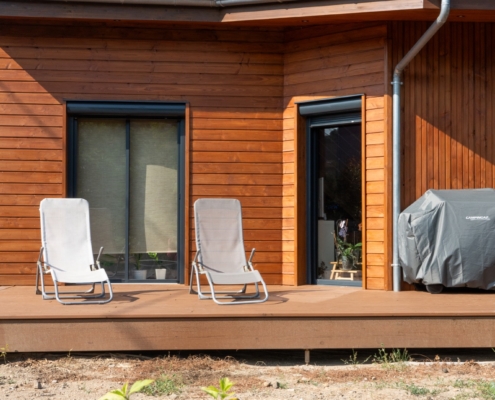 Maison à ossature bois avec bardage saturé.