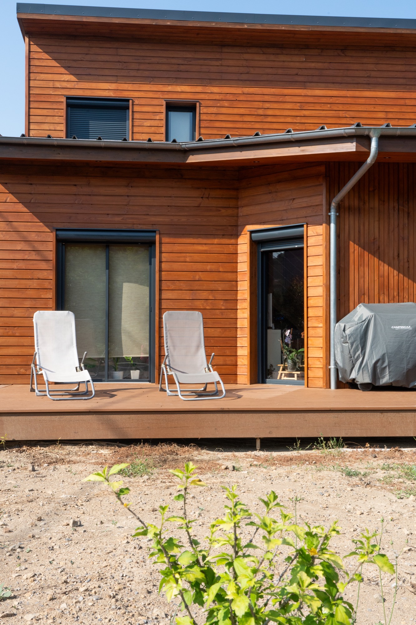 Maison à ossature bois avec bardage saturé.