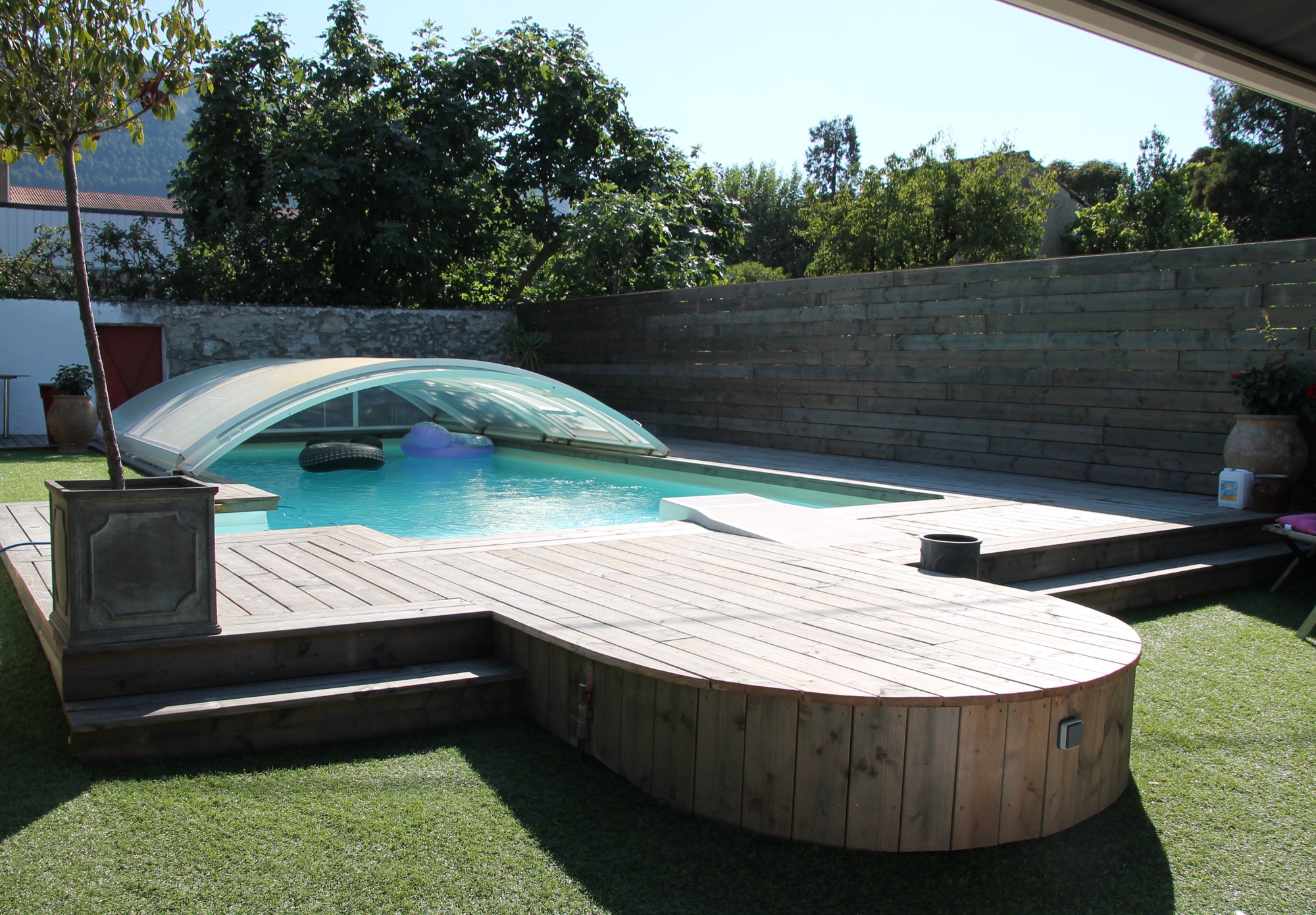 Terrasse contour de piscine