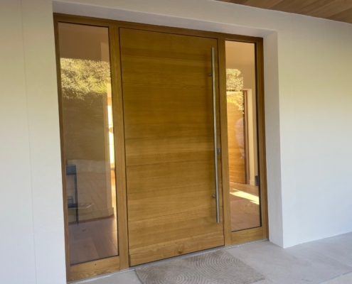 Pose de deux portes d’entrée en bois sur mesure.